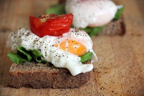 sándwich abierto de huevo y tomate