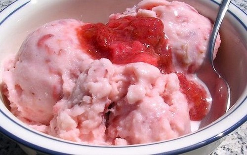 Yogur helado de fresas y ruibarbo